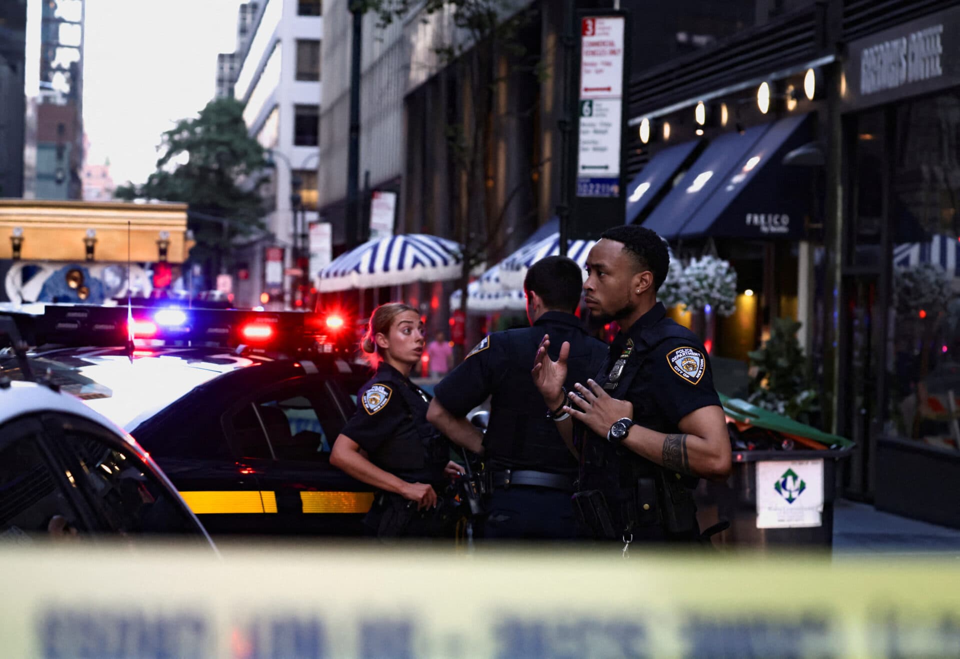 Atac sângeros în centrul Manhattanului. Printre victime, un polițist NYPD