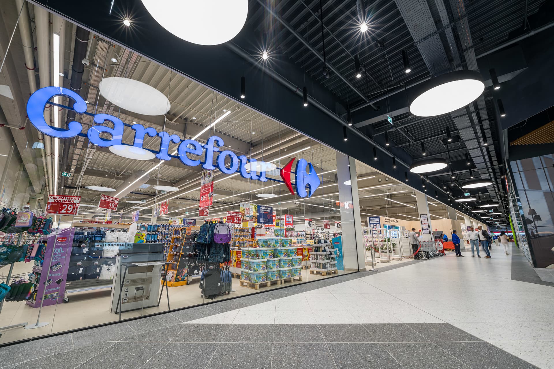 Carrefour pleacă din România. Frații Pavăl, patronii Dedeman, ar prelua afacerea de 823 milioane euro