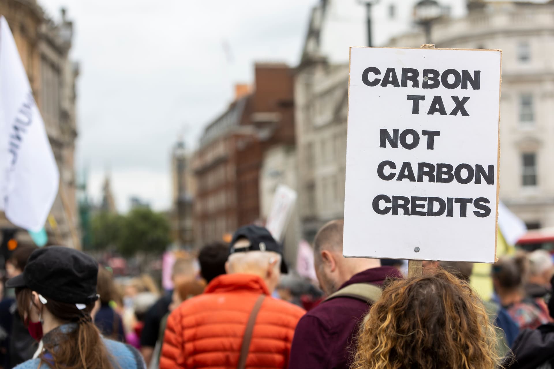 Creditele internaționale de carbon revin în politica climatică europeană cu riscuri greu de verificat