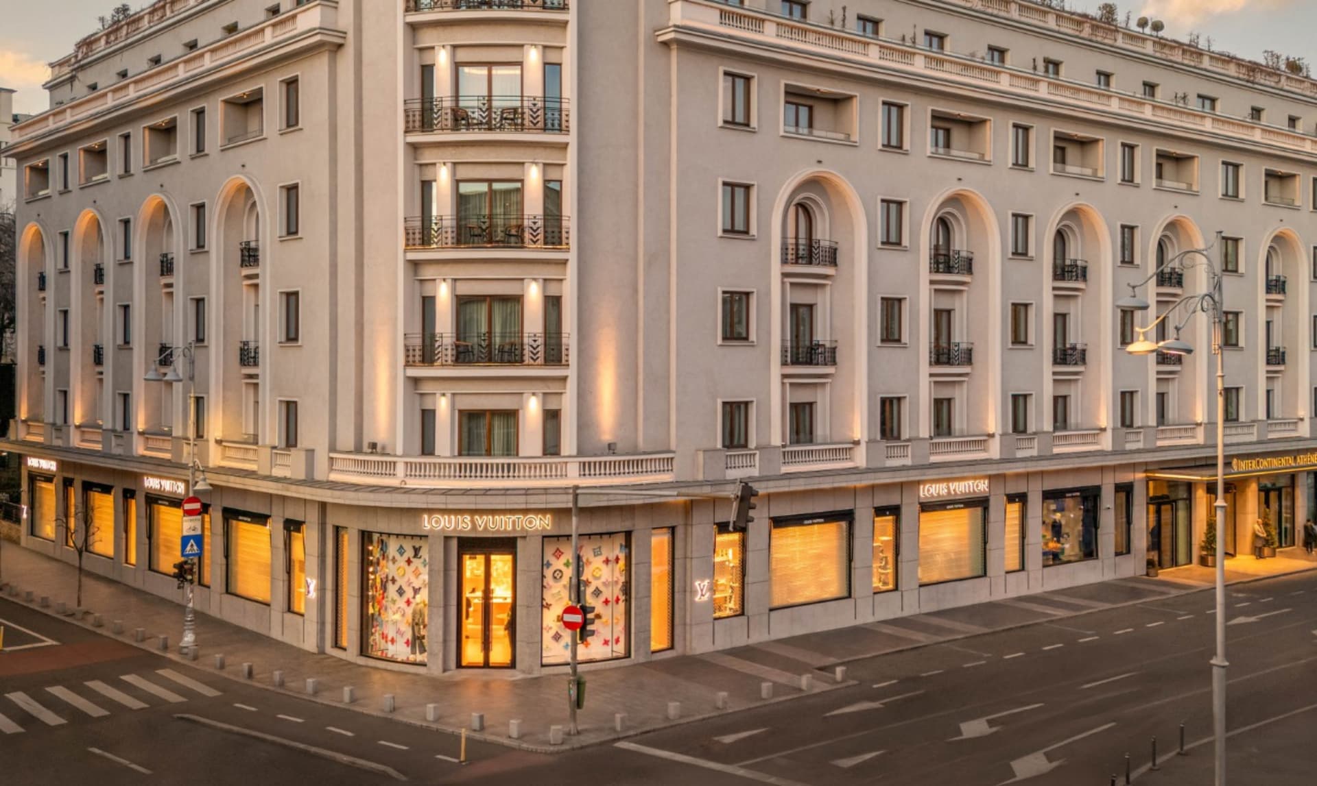 Louis Vuitton a făcut profit record la București! Românii bogați nu simt criza!