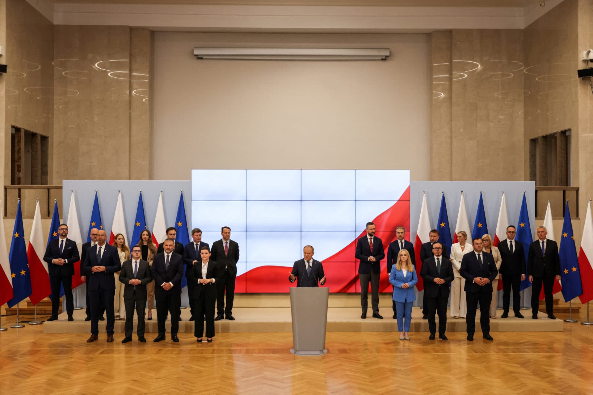 Nou suflu la Varșovia. Tusk restructurează guvernul în contextul tensiunilor politice