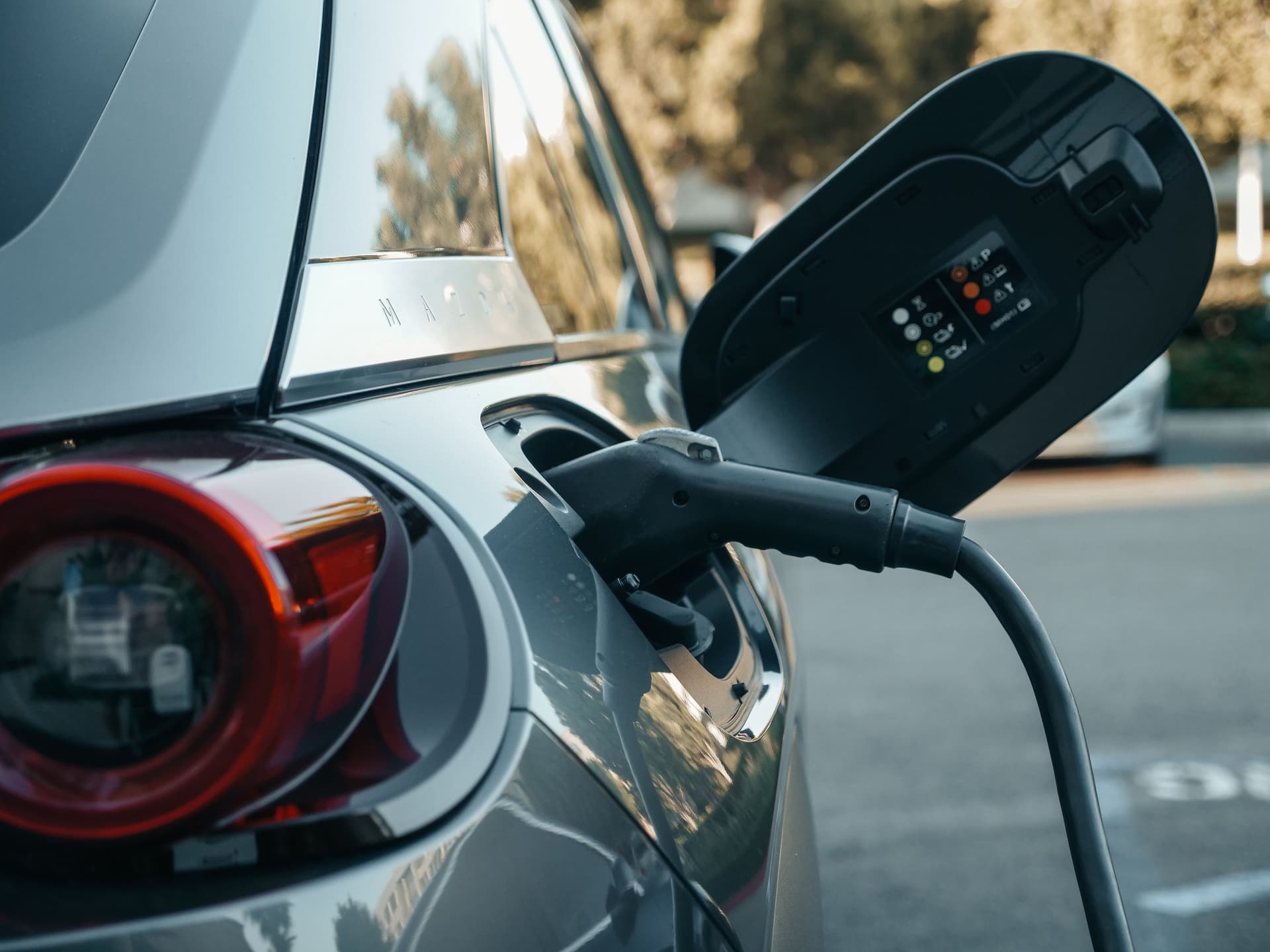 Un proiect european testează încărcătoare mai mici și mai eficiente pentru mașinile electrice