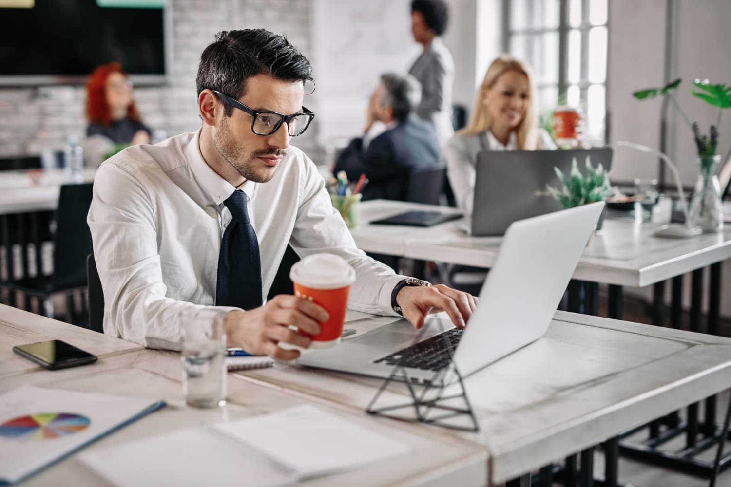 Românii sunt ”superangajații” Europei. Lipsesc cel mai puțin de la muncă din cauza îmbolnăvirilor