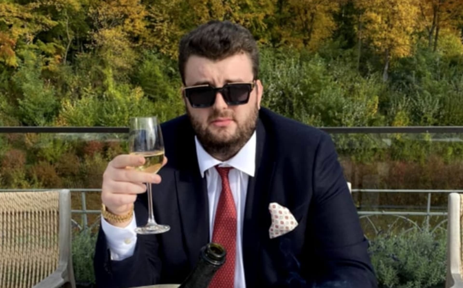 Victoraș Micula muncește smerit la mănăstire după condamnare. Cară bolovani, udă grădina și spune că viața printre măicuțe l-a schimbat