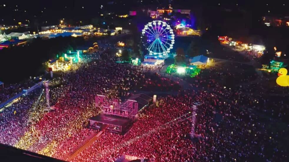 Electric Castle 2026 începe mâine! Keanu Reeves vine la Bonțida, The Cure închid festivalul. Ce are special biletul de 4.999 euro