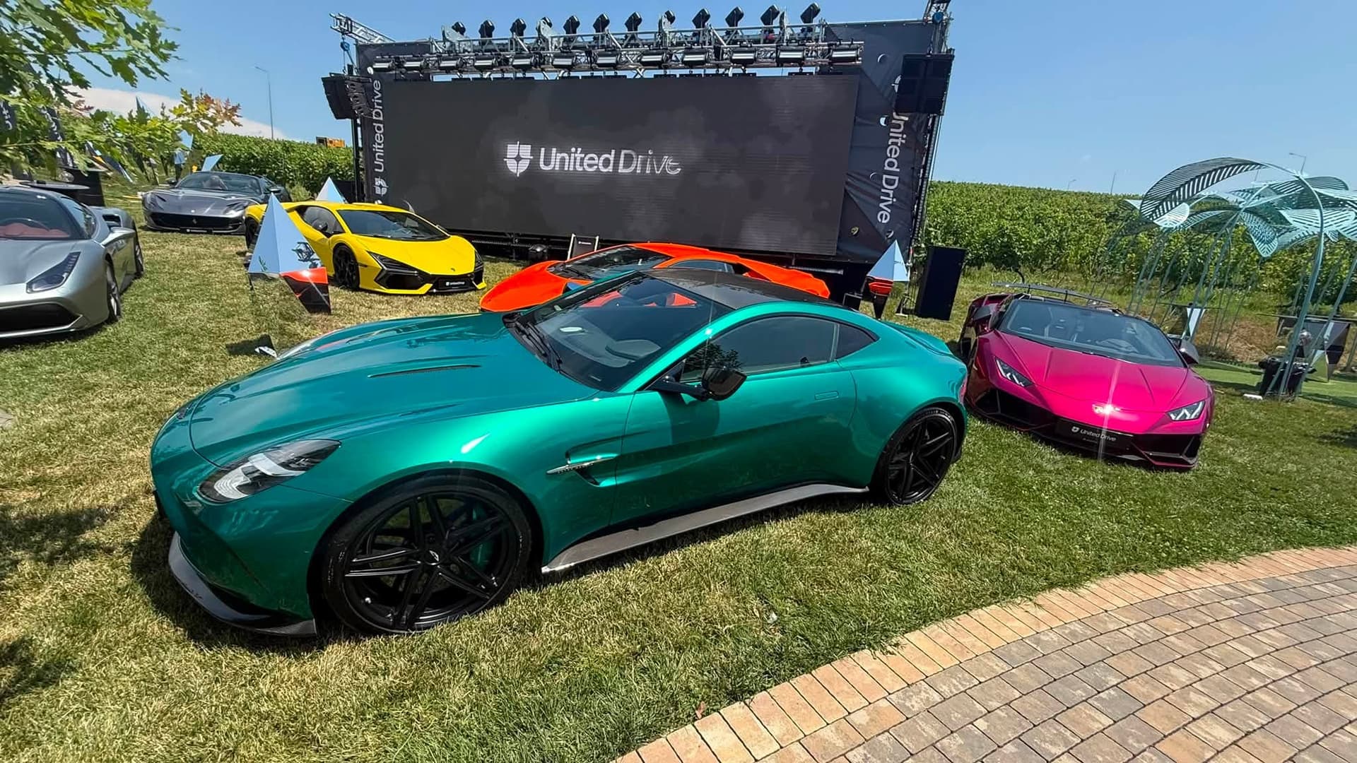 Supermașini de 50 de milioane de euro, în paradă pe Transfăgărășan. Traficul s-a închis pentru Custom Cars Society