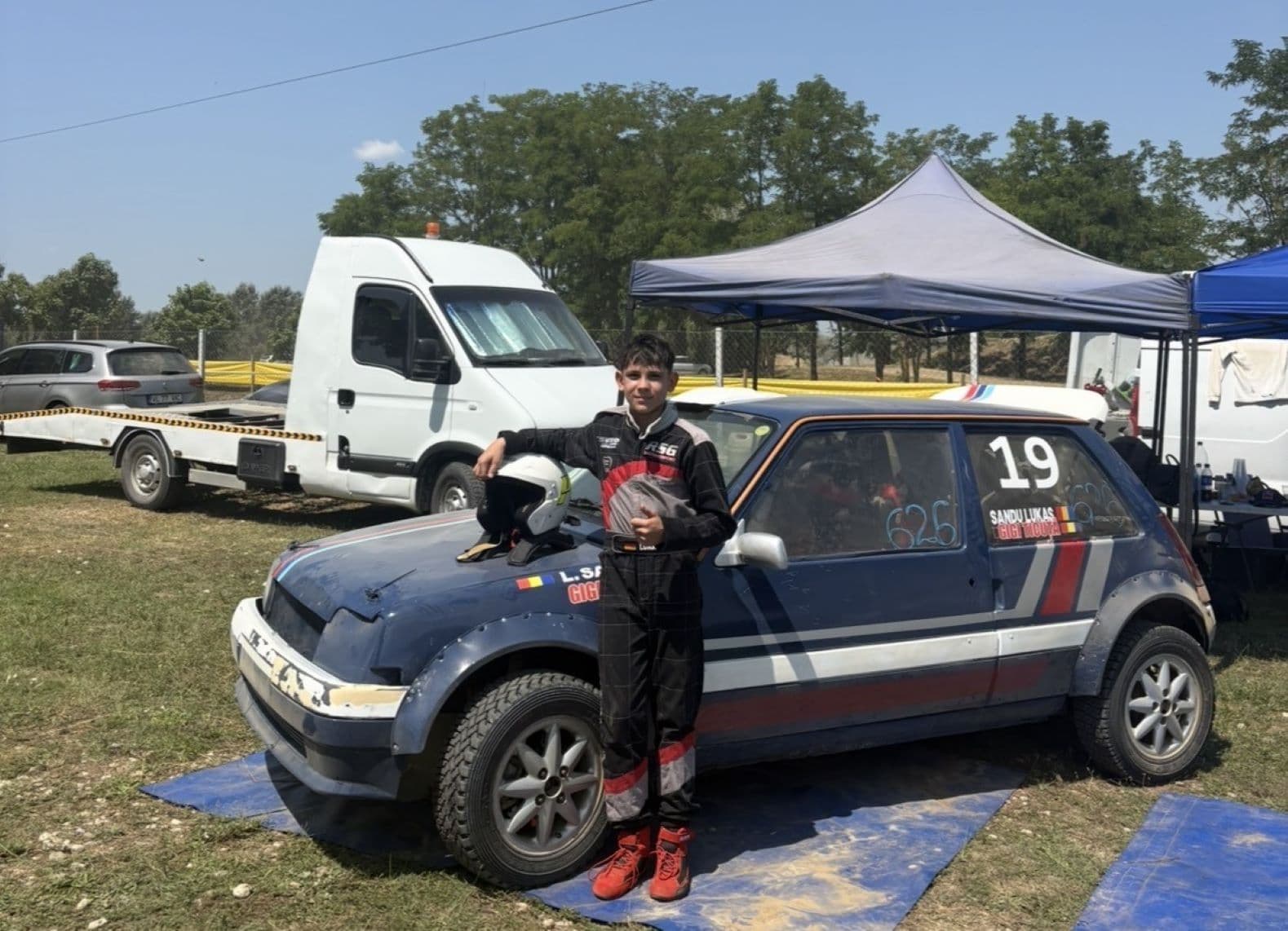 S-a răsturnat de trei ori cu mașina de concurs, dar nu s-a gândit nicio clipă să renunțe. Lucas Sandu, pilotul de 12 ani care trăiește pentru motorsport