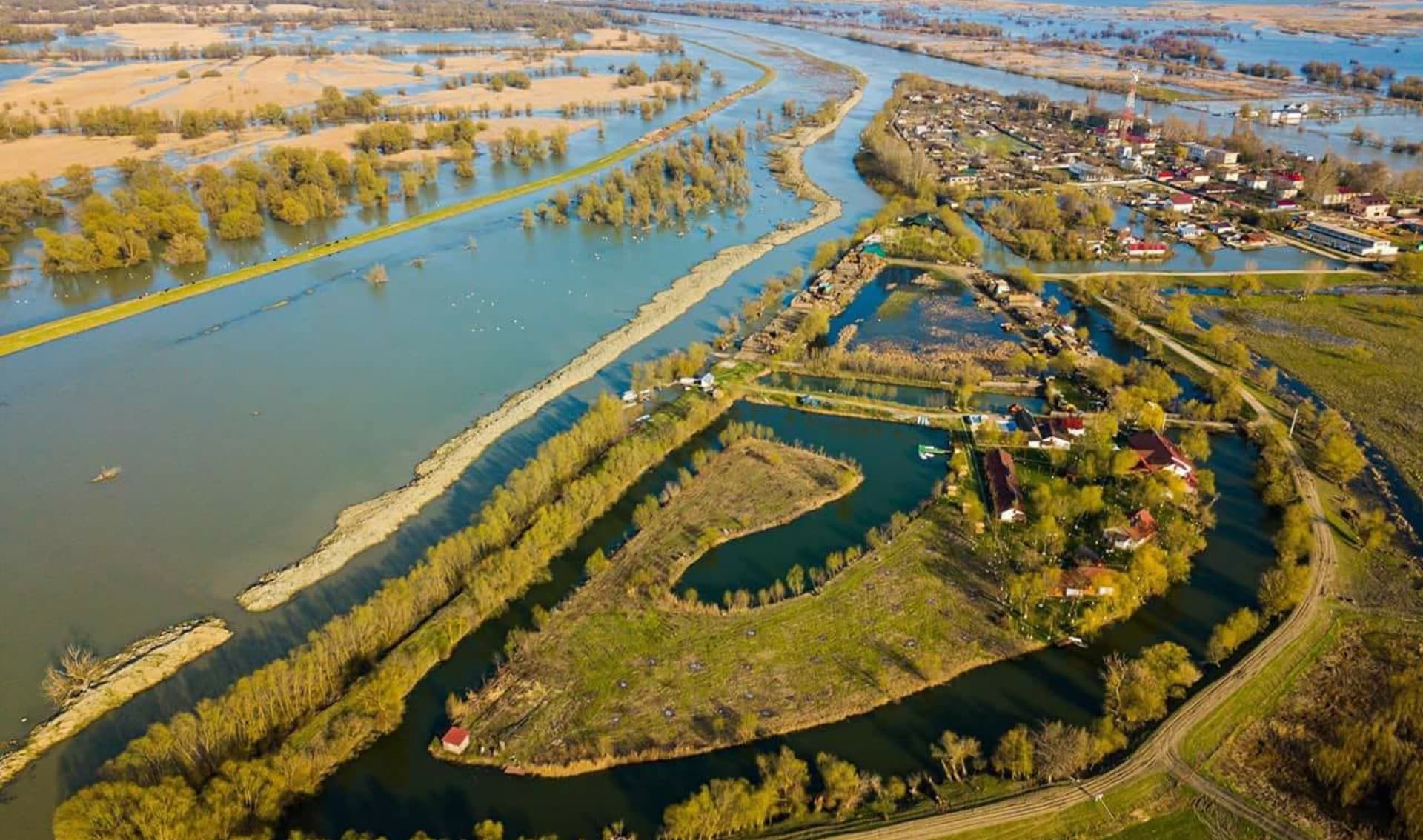 Insulă privată de 3 hectare cu resort în Delta Dunării, scoasă la vânzare cu 600.000 de euro. Proprietatea costa inițial 1,3 milioane de euro