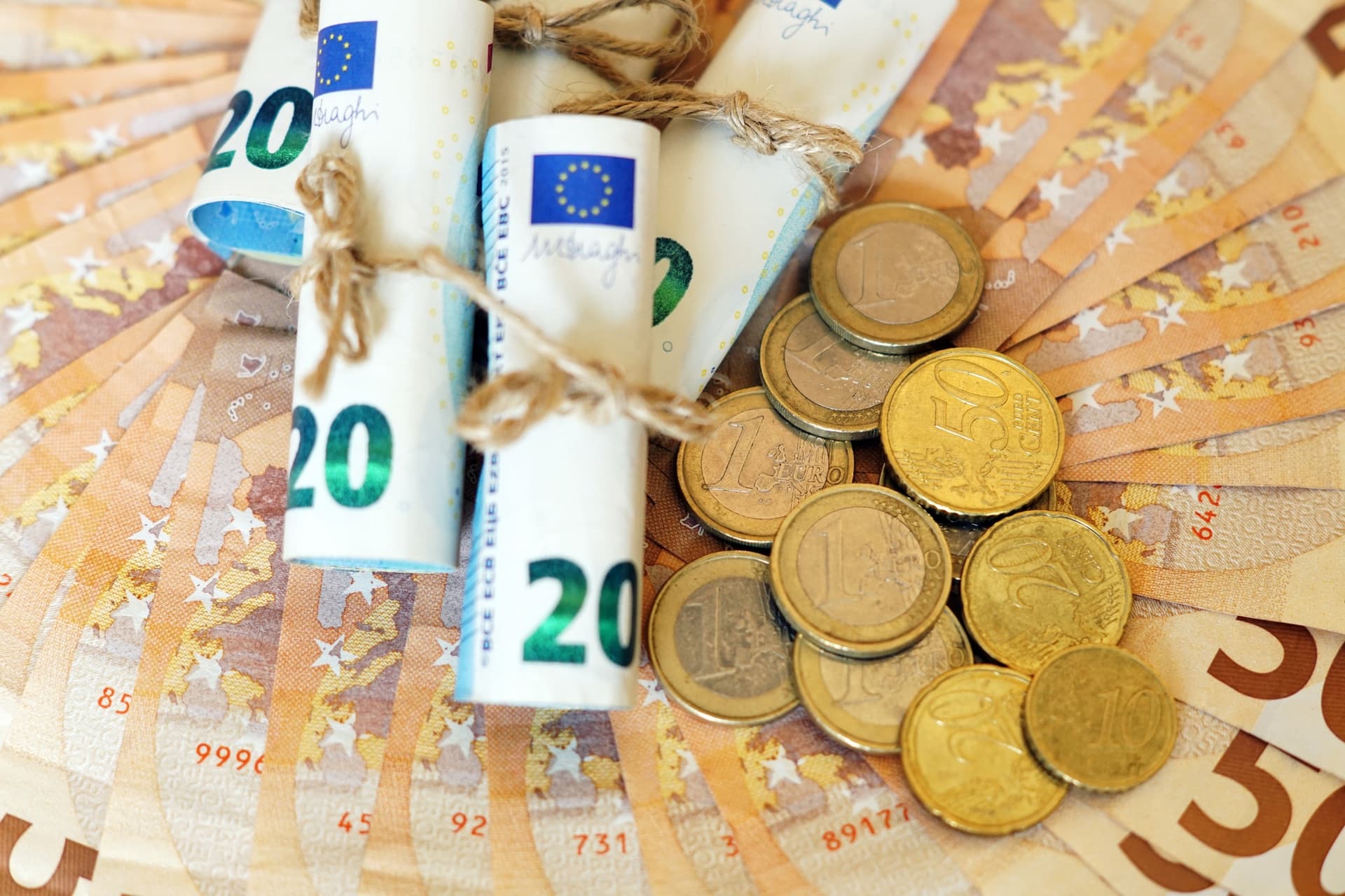 Euro în România: ce câștigăm, ce riscăm și cât de departe suntem de adoptarea monedei europene