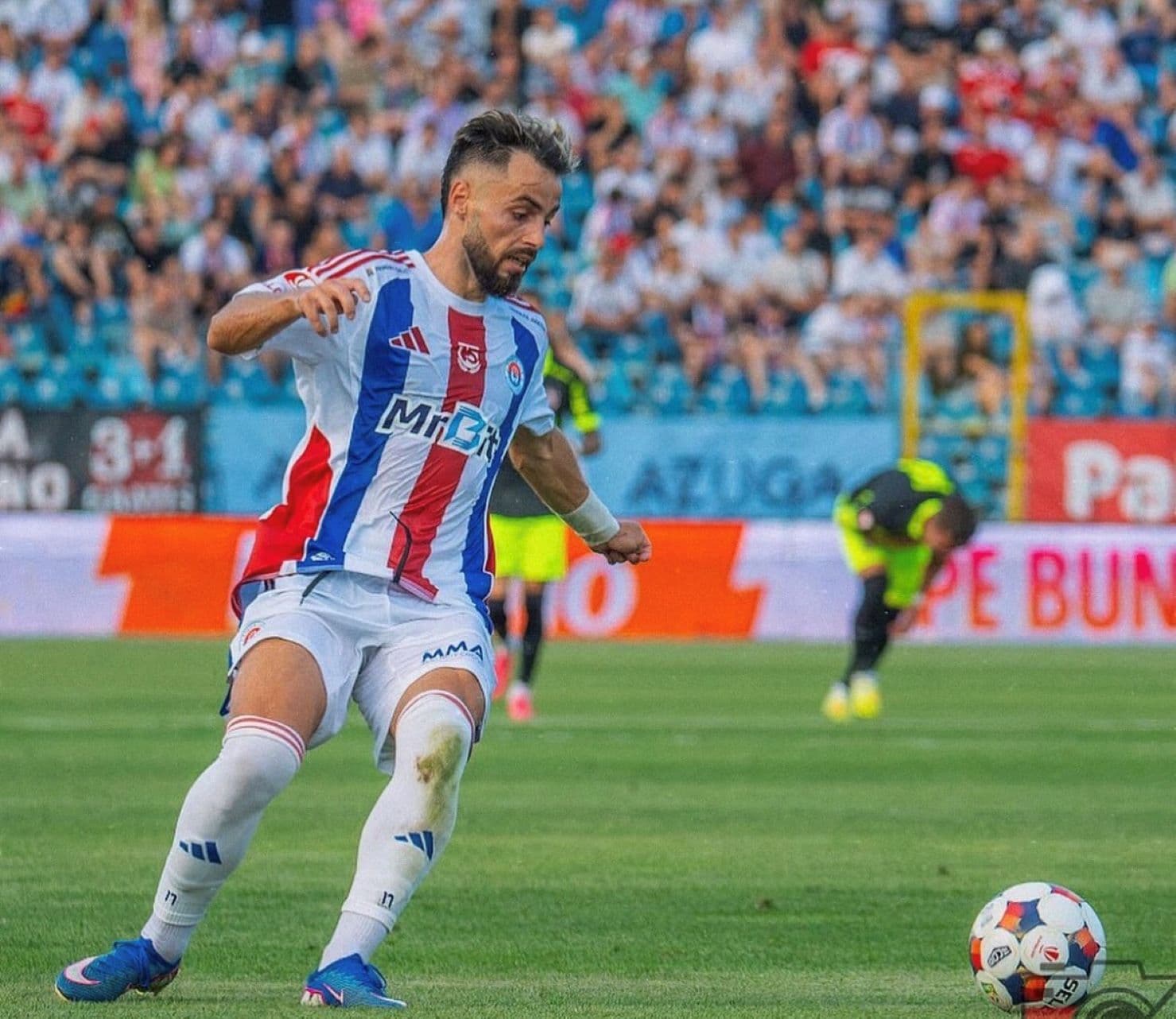 La 10 ani făcea naveta zilnic 100 de kilometri pentru fotbal. Povestea impresionantă a lui Andrei Ciobanu, mijlocașul Oțelului