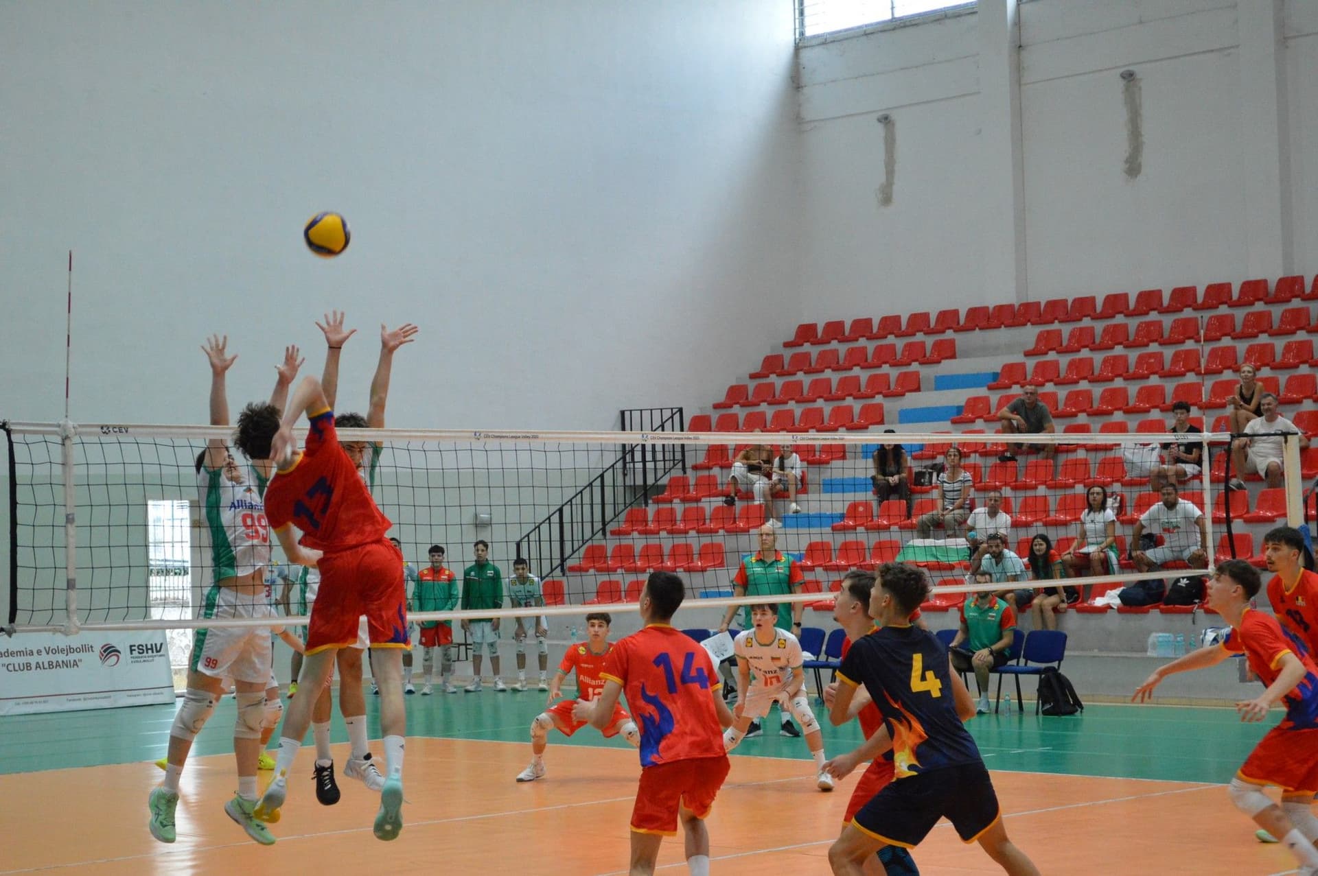 Tatăl pe bancă, fiul cu banderola: România vrea în „optimile” Mondialului de volei U17