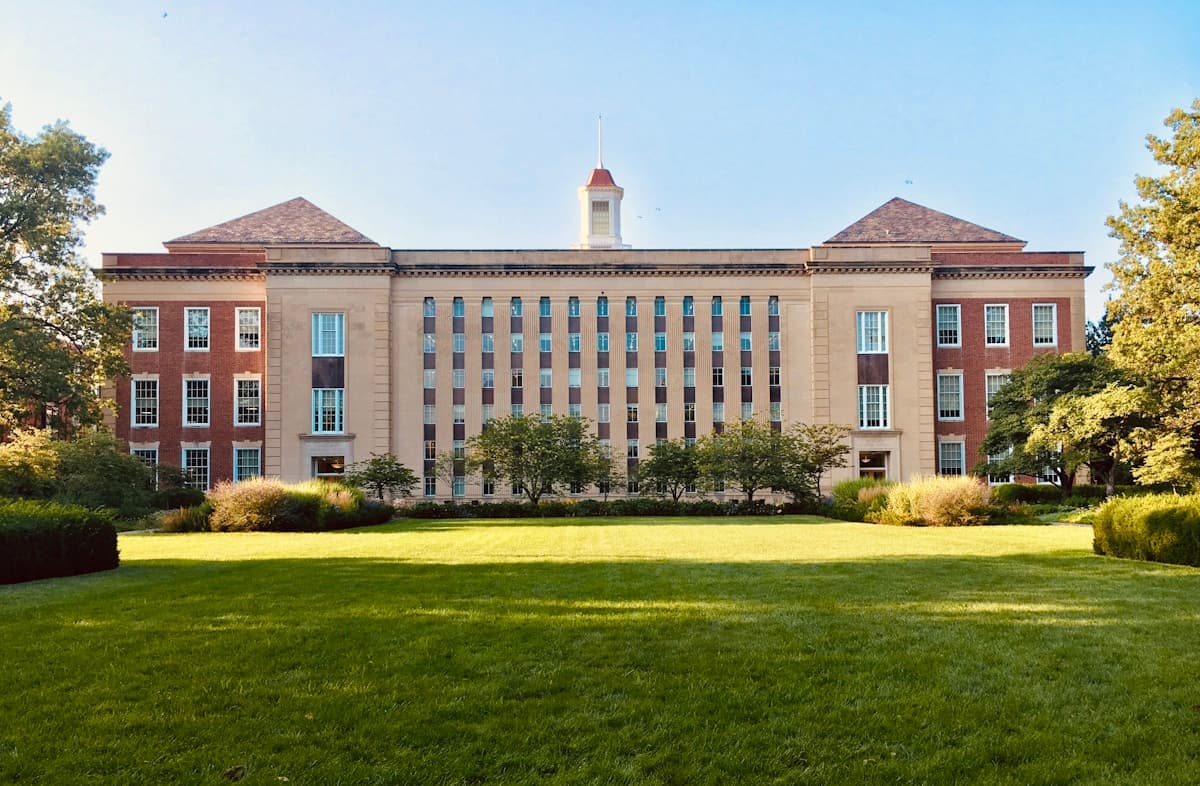Top 10 universități care au produs cei mai mulți miliardari. Harvard e pe primul loc, dar locul 2 te va surprinde