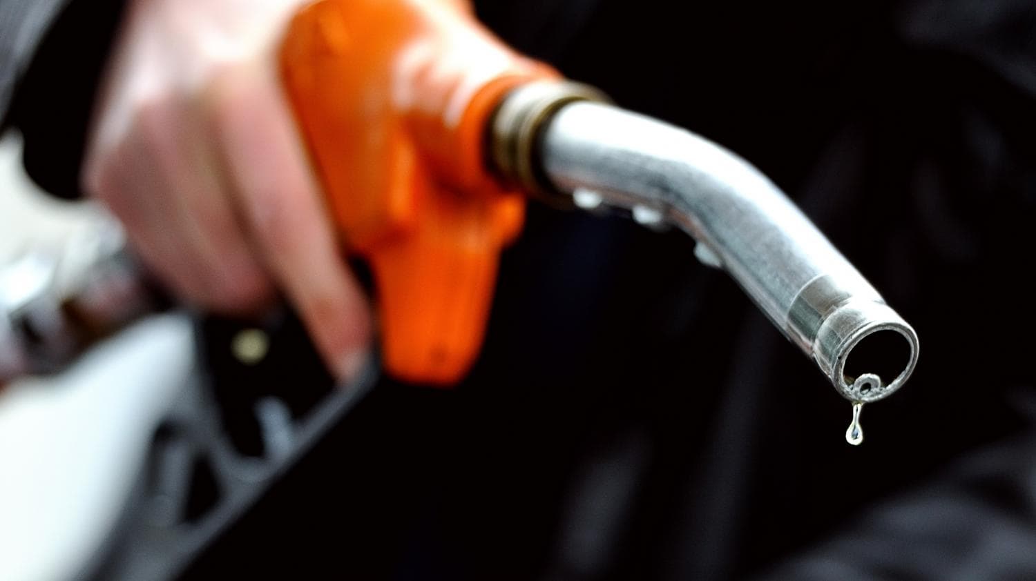 Ce se întâmplă cu prețul benzinei și motorinei: Cât ne costă primul plin din 2026, după ajustarea accizelor