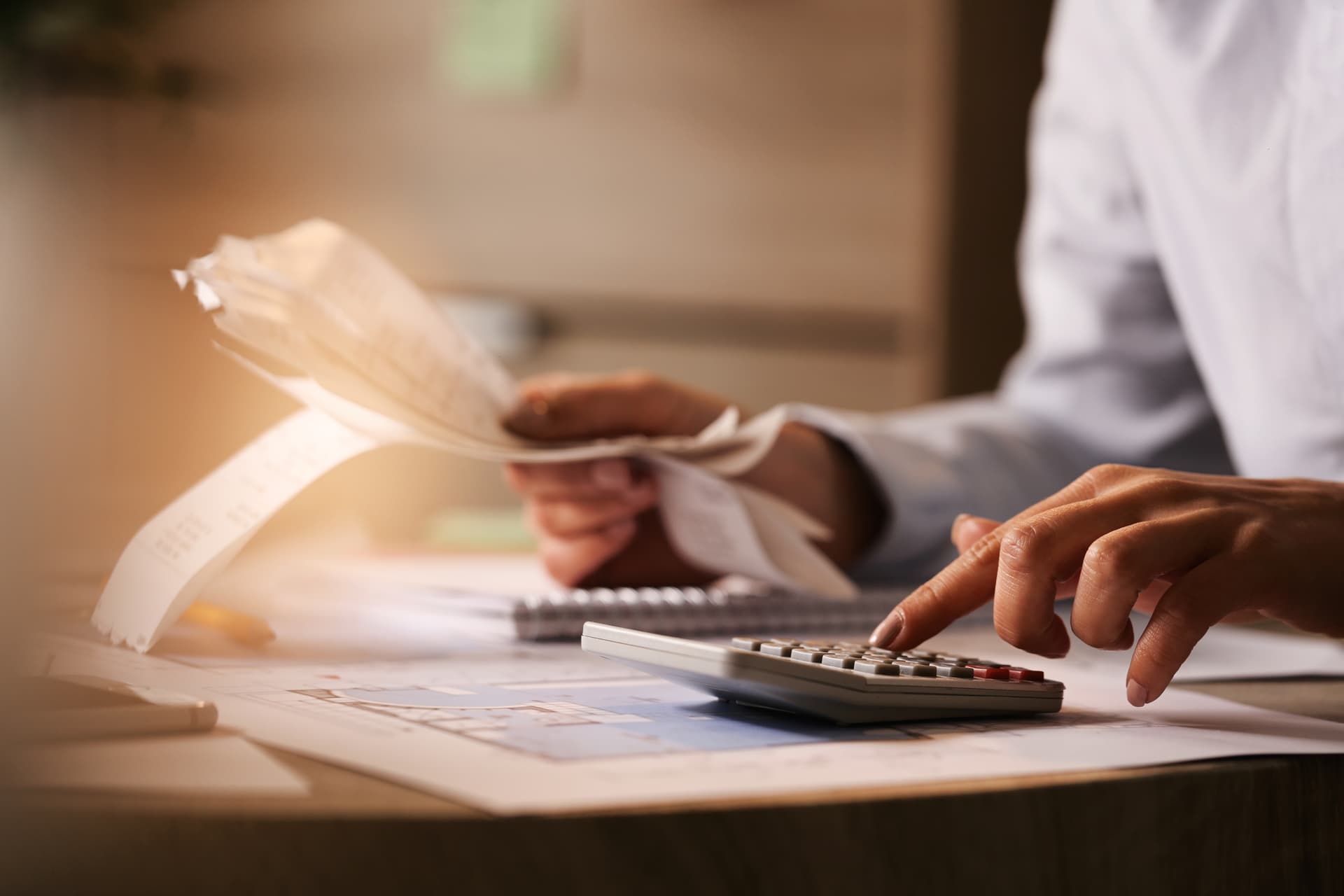 Oamenii sunt mai săraci, deși salariile nu au scăzut, ba chiar au crescut