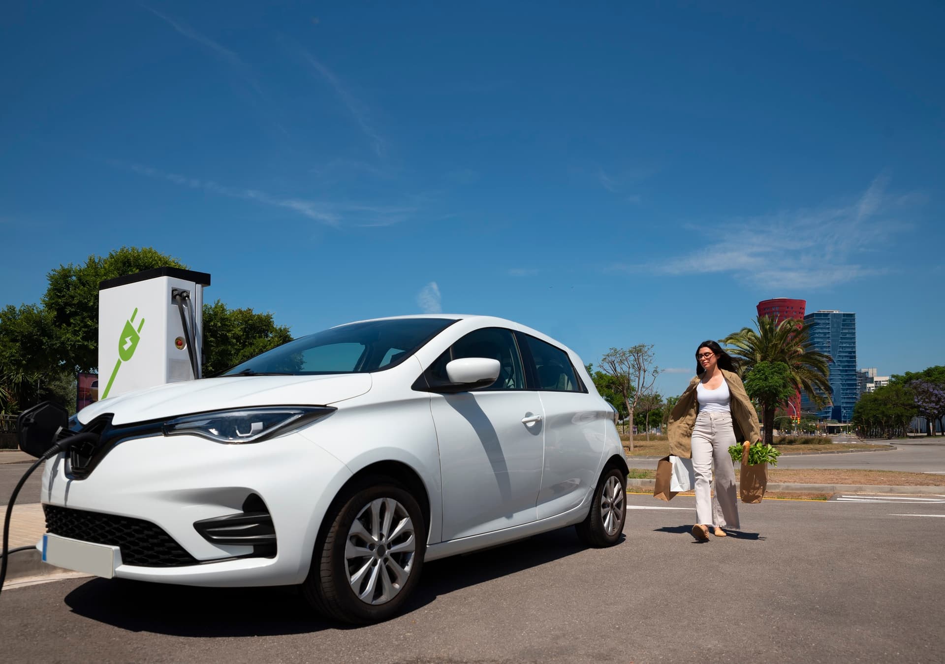 Tesla pierde teren în România. MG4 urcă pe primul loc, iar BYD cucerește piața mașinilor electrice