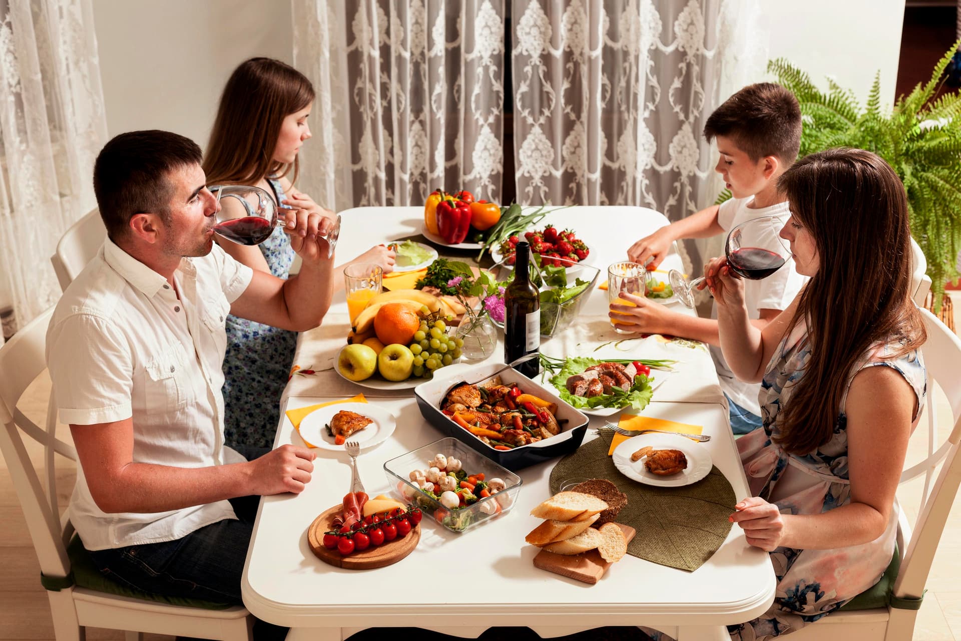 Veniturile românilor au trecut de 10.000 de lei pe gospodărie. Cât cheltuie o familie