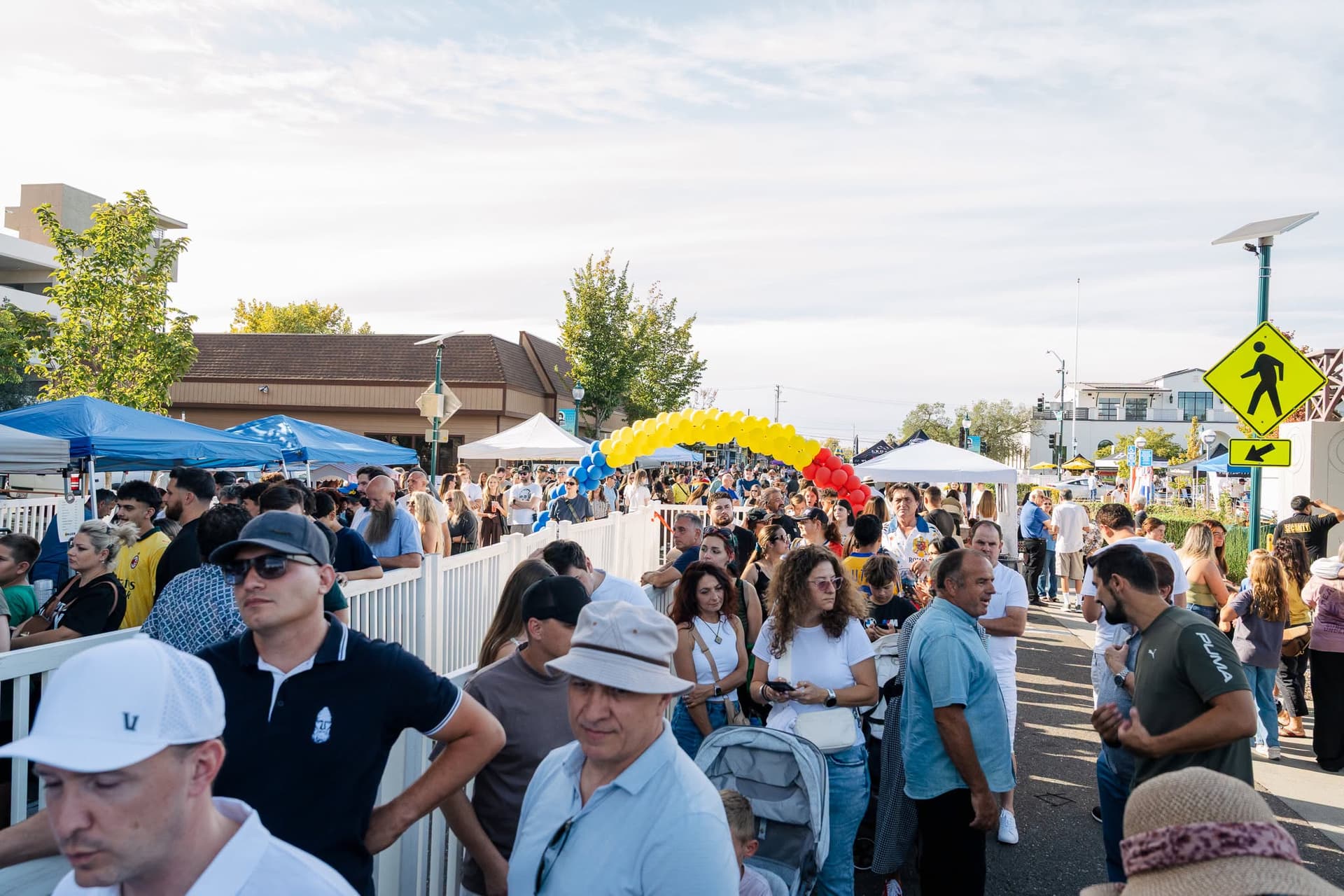 Aproape 9.000 de români au încins hora în California. Mici, sarmale, must și costume populare, la doi pași de Silicon Valley